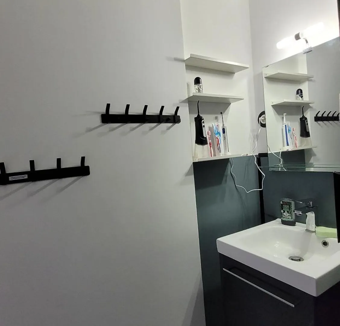Studio 19 M² avec cuisine d'appoint et proche de tout Lanester France